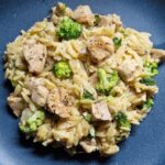 Krémové orzo s kuřecím a brokolicí